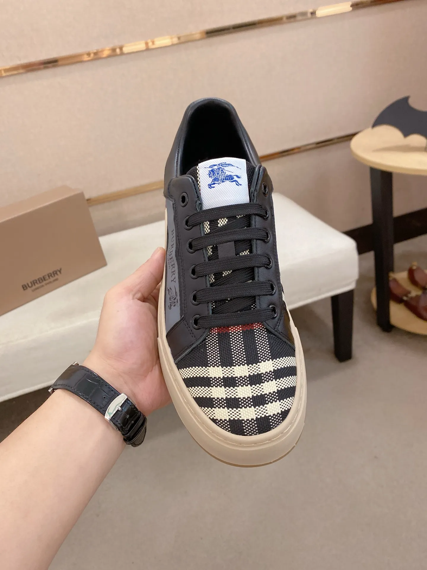Men's shoes💰: 400💰🇮🇹🇮🇹The counters are synchronized with BURBERRY's top purchasing agents🔍🔍Synchronized sales. Positive code number: 38-44. Italian imported cowhide with official website fabric. Fully imported sheepskin lining, sole: original sole provided by the original factory, exclusive movable molded sole, super comfortable, original factory follow-up goods, 🔍🔍high quality, you can enter and leave the counter at will, welcome to compare (can be customized 45)